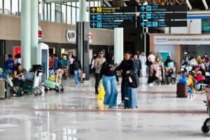 Pemerintah menyiapkan stimulus tiket pesawat Nataru 2026-2027 melalui PPN DTP 11 persen dan diskon layanan bandara 50 persen, dengan potensi penurunan harga tiket sebesar 11–12 persen.