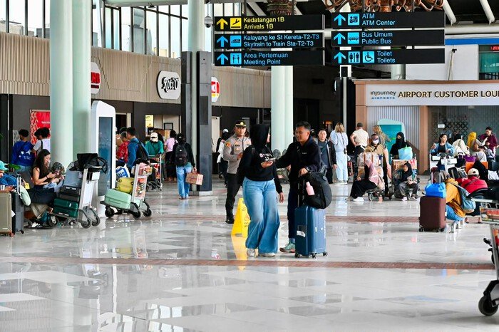 Pemerintah menyiapkan stimulus tiket pesawat Nataru 2026-2027 melalui PPN DTP 11 persen dan diskon layanan bandara 50 persen, dengan potensi penurunan harga tiket sebesar 11–12 persen.
