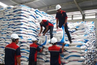 Pemerintahan Prabowo menurunkan HET pupuk bersubsidi sebesar 20 persen, memangkas 145 regulasi, dan memperkuat distribusi. NTP nasional naik menjadi 129,19 pada Agustus 2026.
