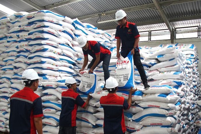 Pemerintahan Prabowo menurunkan HET pupuk bersubsidi sebesar 20 persen, memangkas 145 regulasi, dan memperkuat distribusi. NTP nasional naik menjadi 129,19 pada Agustus 2026.