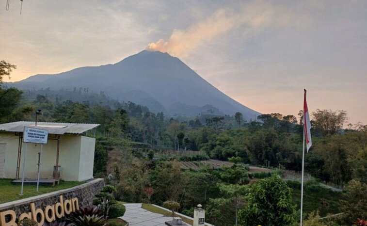 Status Gunung Merapi Level III atau Siaga pada 13 Oktober 2026, dengan tujuh guguran lava hingga 2 kilometer dan puluhan gempa tercatat dalam laporan pengamatan pagi.