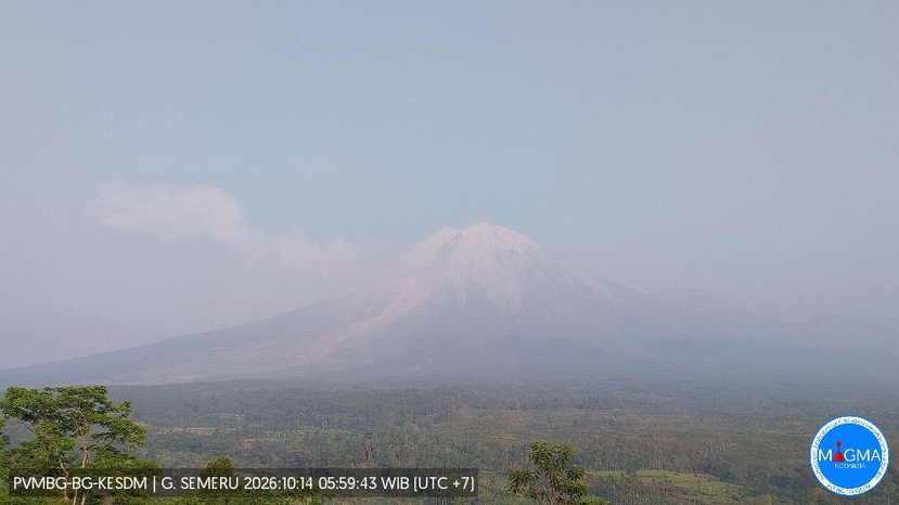 Gunung Semeru masih berstatus Siaga pada 14 Oktober 2026 setelah puluhan gempa erupsi, guguran, dan hembusan tercatat dalam enam jam pengamatan.