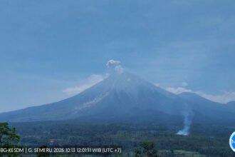 Update Gunung Semeru 13 Oktober 2026: tercatat 31 kali gempa letusan pada pukul 06.00–12.00 WIB, status Level III Siaga, serta rekomendasi zona bahaya bagi masyarakat.