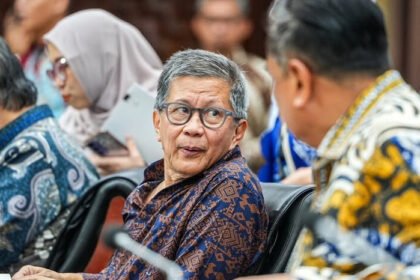 Rocky Gerung menanggapi kekecewaan pendukung setelah bergabung dengan Wantimpres Prabowo. Ia juga menjelaskan kebebasan berbicara kepada media dan agenda rapat perdana.