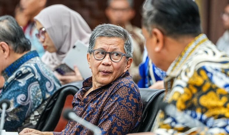 Rocky Gerung menanggapi kekecewaan pendukung setelah bergabung dengan Wantimpres Prabowo. Ia juga menjelaskan kebebasan berbicara kepada media dan agenda rapat perdana.