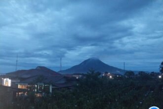 Gunung Sinabung masih berstatus Siaga pada 12 Oktober 2026, dengan pembatasan aktivitas hingga radius 5 kilometer di sektor tenggara.