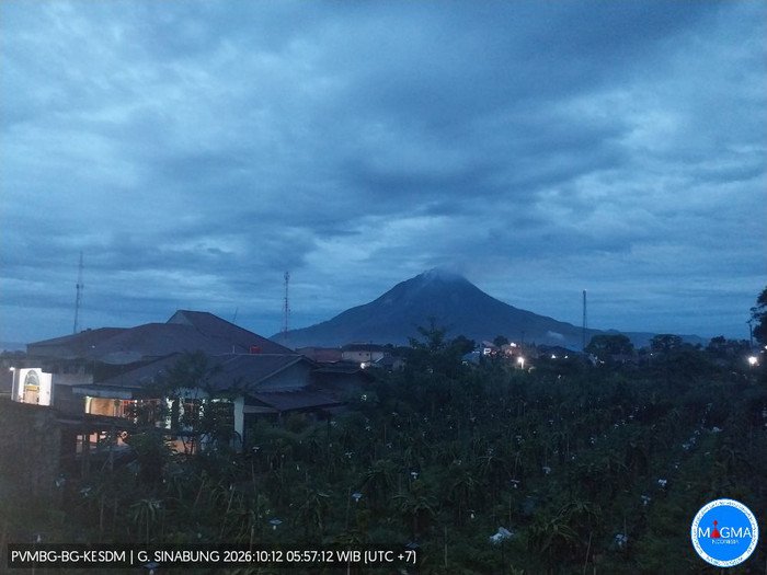 Gunung Sinabung masih berstatus Siaga pada 12 Oktober 2026, dengan pembatasan aktivitas hingga radius 5 kilometer di sektor tenggara.