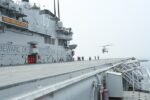 Penerbang TNI AD dan TNI AU menjalani latihan lepas landas dan pendaratan helikopter di atas KRI Sriwijaya-100 di perairan Teluk Jakarta.
