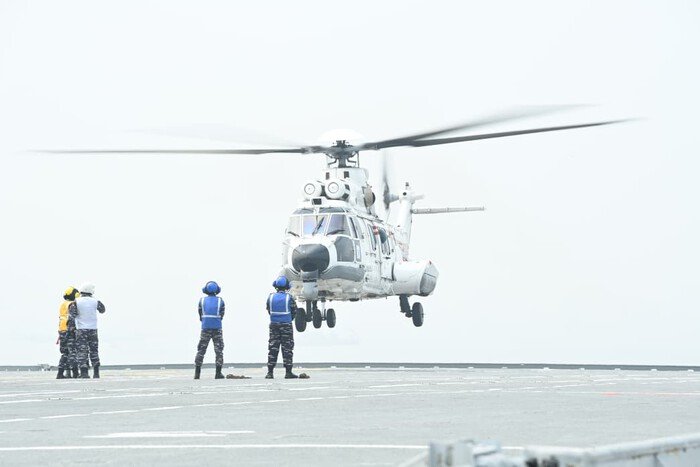 Helikopter TNI AD dan AU Uji Pendaratan di KRI Sriwijaya-100, Perkuat Operasi Gabungan 2 Helikopter TNI AD dan AU Uji Pendaratan di KRI Sriwijaya-100, Perkuat Operasi Gabungan