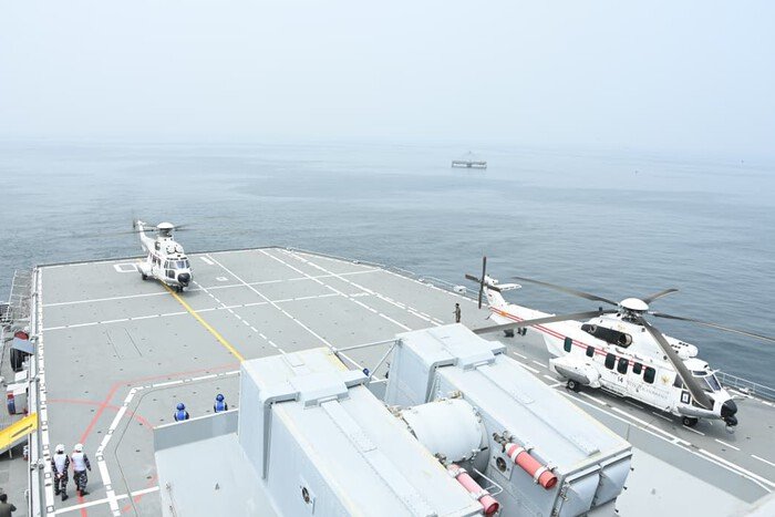 Helikopter TNI AD dan AU Uji Pendaratan di KRI Sriwijaya-100, Perkuat Operasi Gabungan 3 Helikopter TNI AD dan AU Uji Pendaratan di KRI Sriwijaya-100, Perkuat Operasi Gabungan
