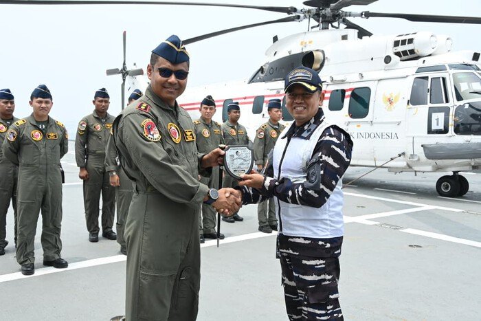 Helikopter TNI AD dan AU Uji Pendaratan di KRI Sriwijaya-100, Perkuat Operasi Gabungan 4 Helikopter TNI AD dan AU Uji Pendaratan di KRI Sriwijaya-100, Perkuat Operasi Gabungan