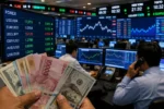 Rupiah melemah 0,20 persen ke Rp17.917 per dolar AS akibat sentimen konflik Timur Tengah, politik AS, dan risiko pasokan BBM Indonesia.